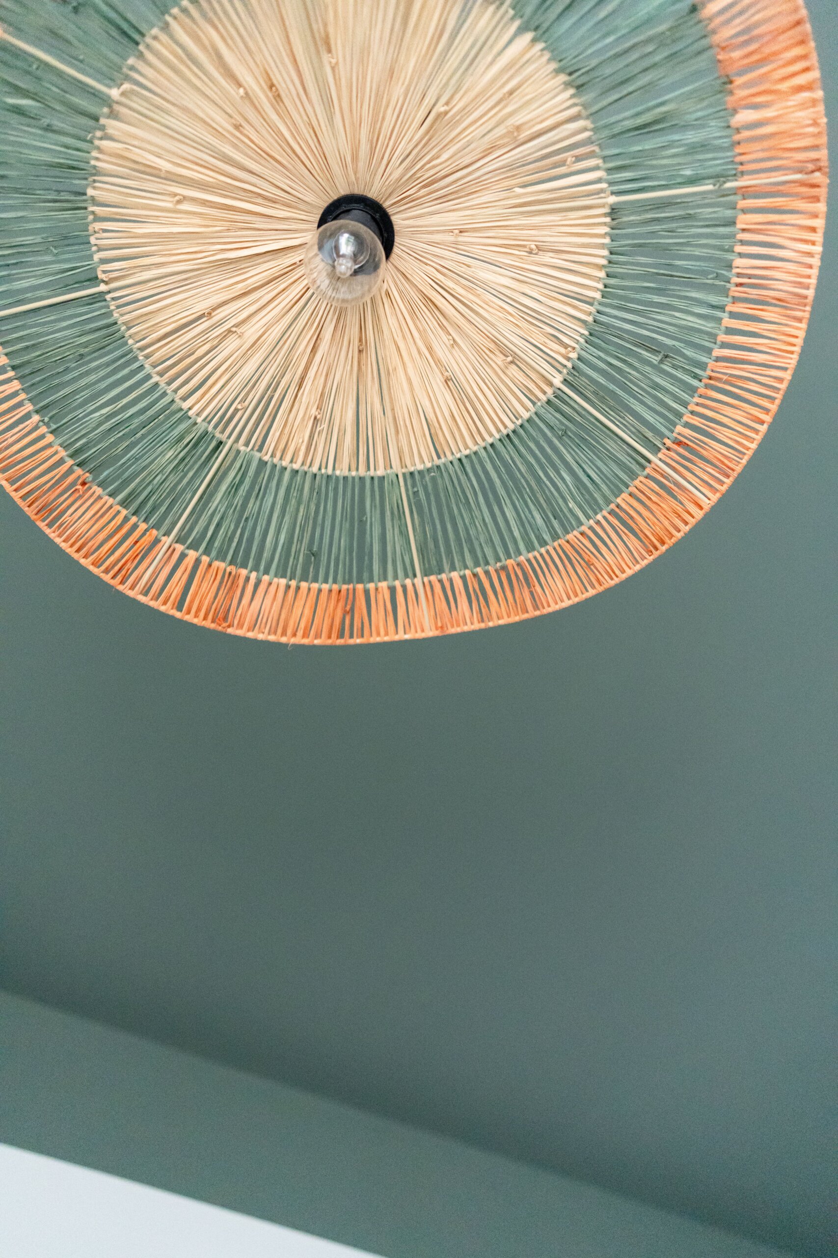 plafond vert et luminaire en raphia orange