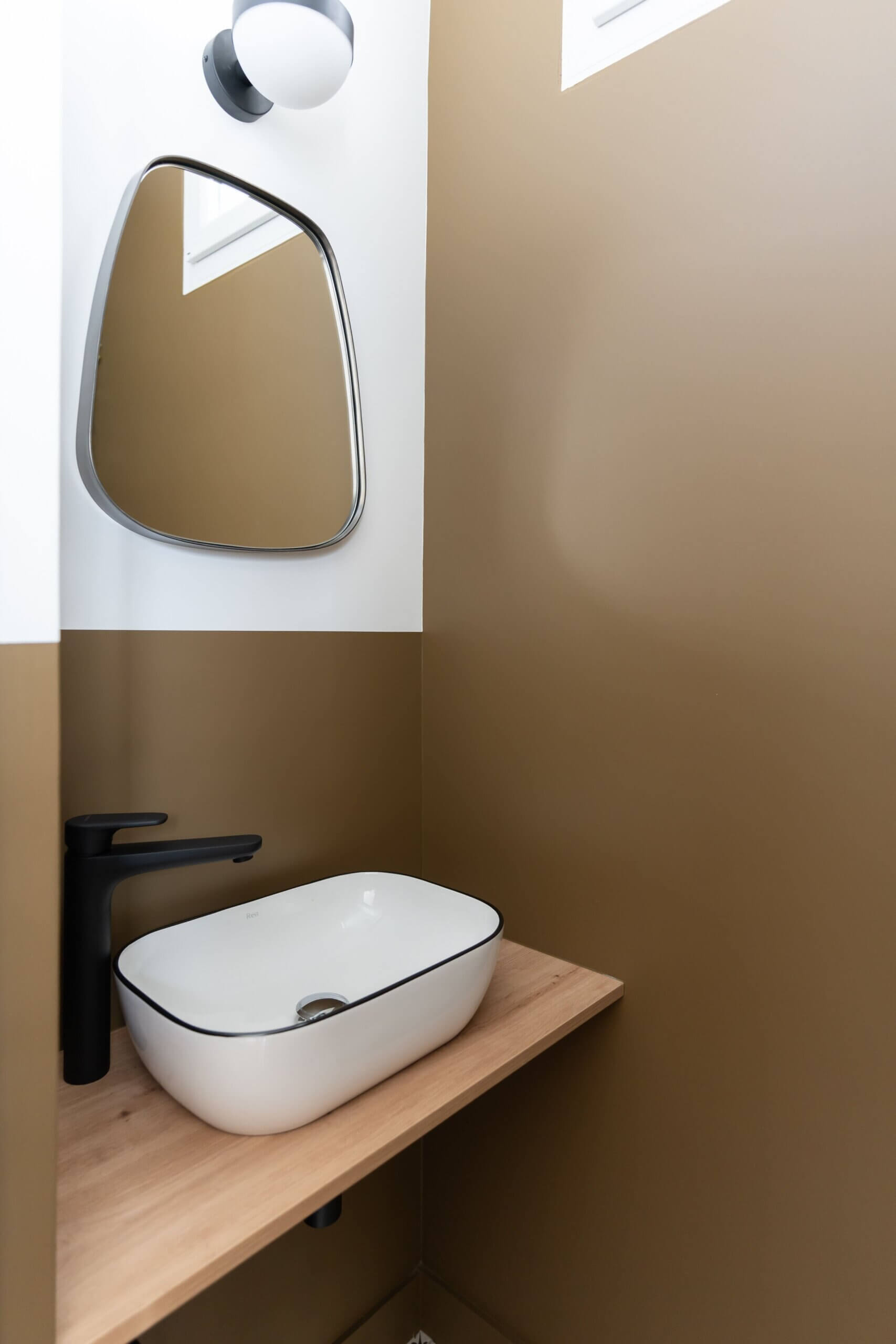 canape-miroir-lampadaire-la-touche-d-agathe-conseil-couleur-ikea-lampe-suspension