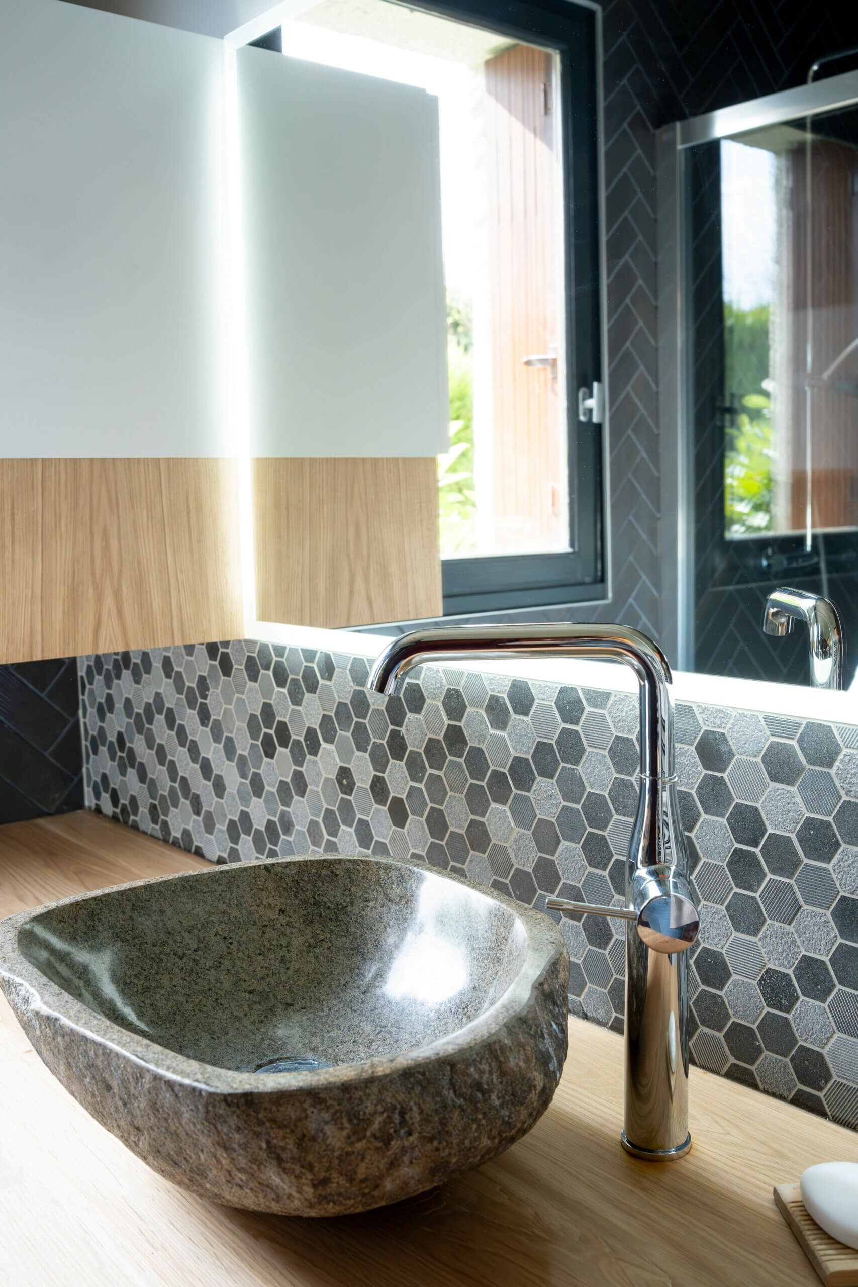 wc-noir-toilettes-cimaise-moulure-sous-bassement-agathe-ogeron-decoratrice